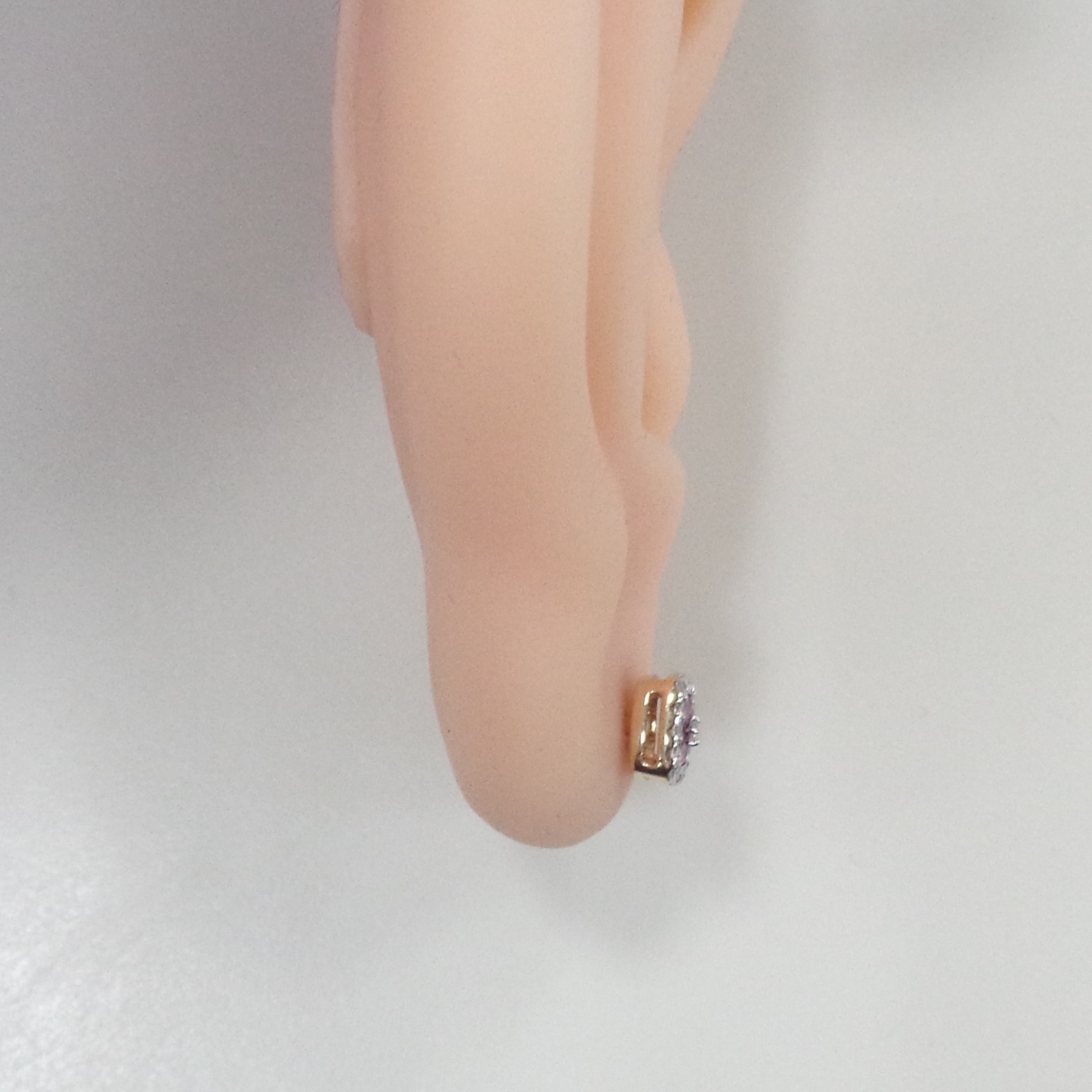 Золотые серьги-пусеты 585 пробы; родий; вставки 8 Рубин 0,338 2/2А; 2 Бр.Кр-17 0,016 2/2А; 32 Бр.Кр-